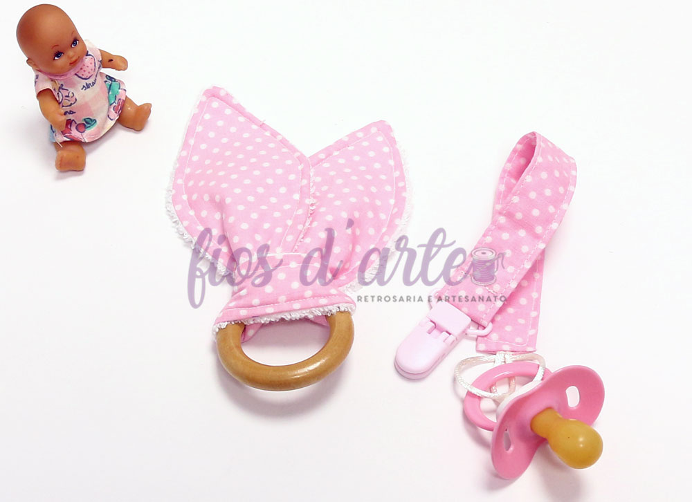 Conjunto chupeta, fita e mordedor rosa com bolinhas brancas