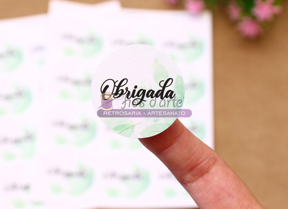 Etiqueta adesiva redonda Obrigada (Fios d'arte) Etiqueta redonda branca com texto Obrigada BROGarte RETROSARIA ARTESANATO