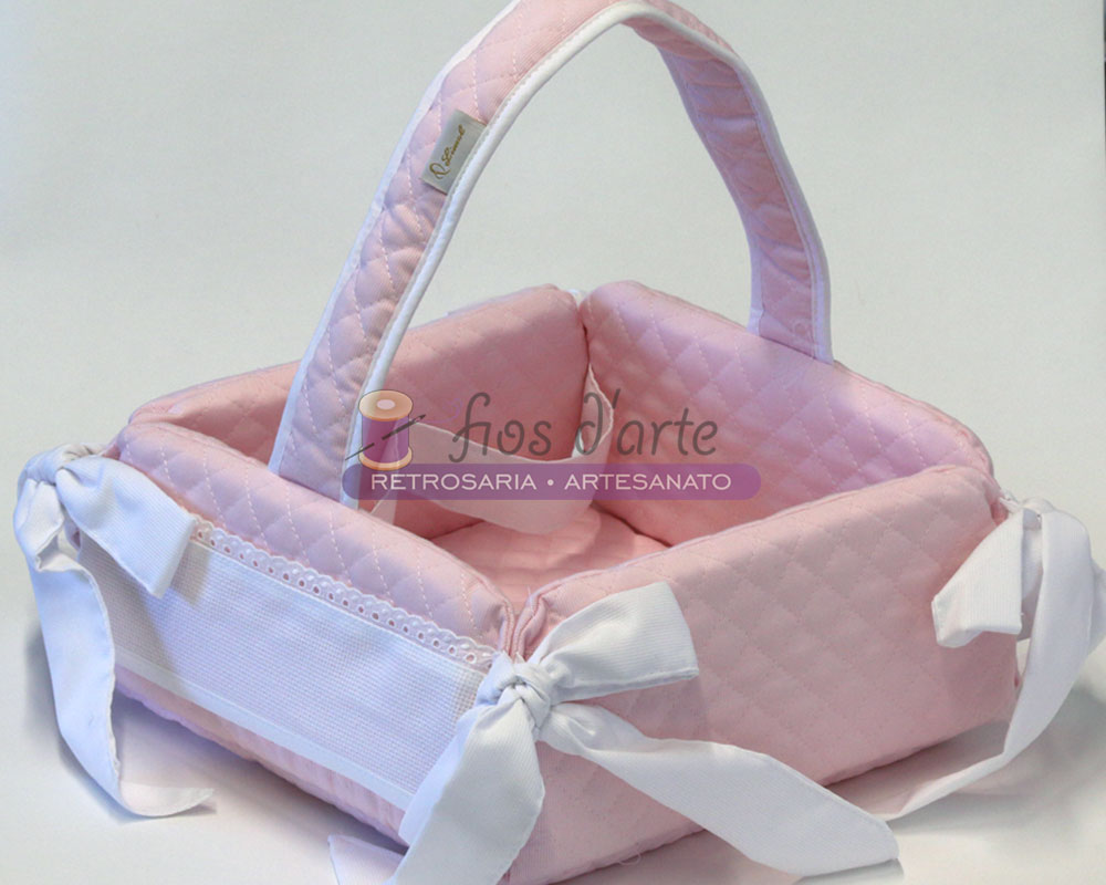Cesto acolchoado rosa para bebé com laços brancos