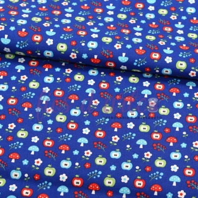 Tecido azul com padrão colorido de maçãs, cogumelos e flores pequenas