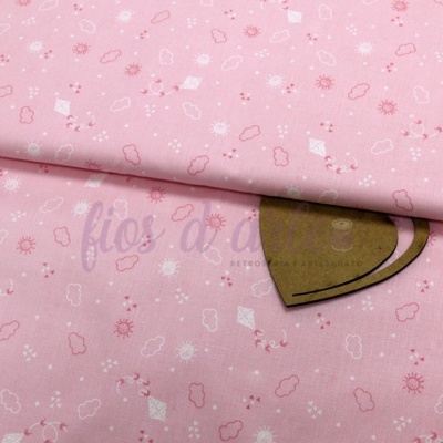 Tecido rosa com padrão de pequenas figuras em branco e vermelho e papel castanho em forma de coração