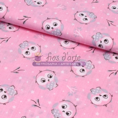 Tecido rosa com padrão de corujas cinzentas e brancas desenhadas