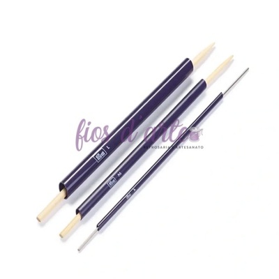 Três agulhas de croché pretas com pontas de madeira claras sobre fundo branco