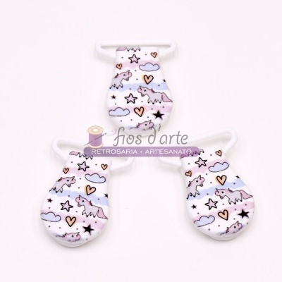 prendedores de chupeta com padrão de unicórnios e estrelas coloridas