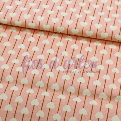 Tecido rosa com padrão de corações brancos e linhas laranjas