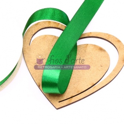 Fita verde brilhante e cartão em forma de coração com texto da marca