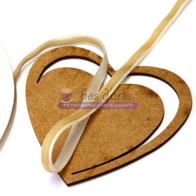 Corações de madeira com fita creme e texto flos arte RETROSARIA E ARTESANATO