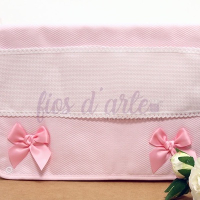 Estojo rosa com laços e renda