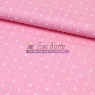 Tecido rosa com pontos brancos pequenos e logótipo sobreposto