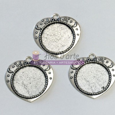 Três molduras metálicas em forma de coração com a palavra LOVE gravada