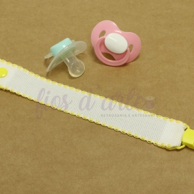 Chupetas azul clara e rosa com fita branca e amarela para prender