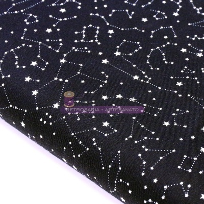 Tecido preto com constelações brancas e faixa lilás com texto