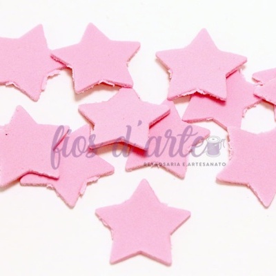 Estrelas decorativas rosa em foam sobre fundo branco