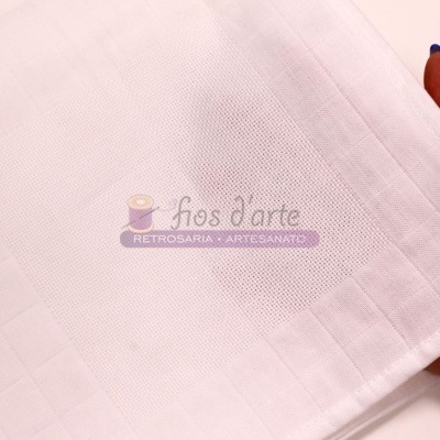 tecido branco com padrão de pequenos quadrados e marca 'fios d'arte'