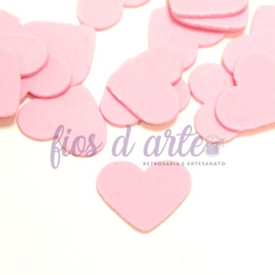 Pequenos corações rosa de tecido com texto 'fios d arte' no fundo