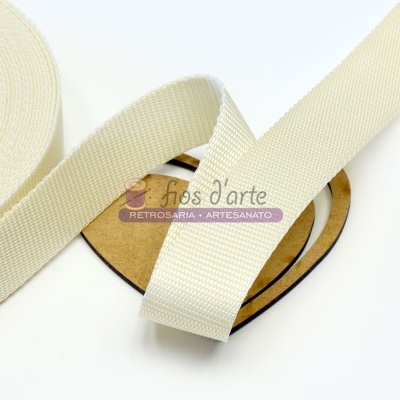 Fita têxtil cru com etiqueta fios d'arte sobre cartão em forma de coração