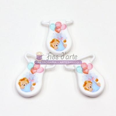 prendedores brancos em forma de chupeta com ilustração de bebê e balões coloridos