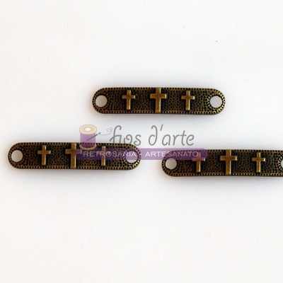 Placas decorativas retangulares em metal escuro com cruzes douradas