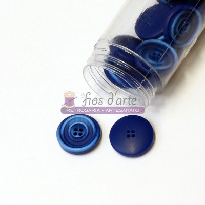 Frasco com botões azuis variados sobre fundo branco