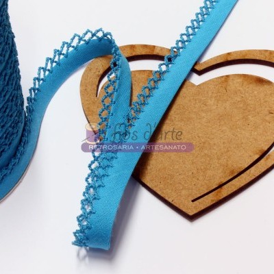 Fita azul decorativa e coração recortado em MDF sobre fundo branco