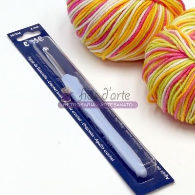 Agulha de crochê azul claro em embalagem azul com dois novelos de lã colorida