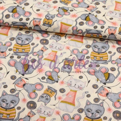 Tecido estampado com gato, rato e bolinhas em tons de cinza, rosa e laranja sobre fundo bege