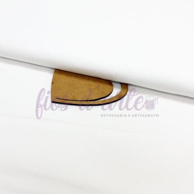 tecido branco dobrado com etiqueta castanha e texto de marca