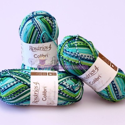 Novelos de lã multicolorida Rosários 4 Colibri sobre fundo lilás