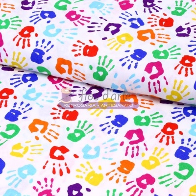 tecido branco com padrão de mãos coloridas variadas
