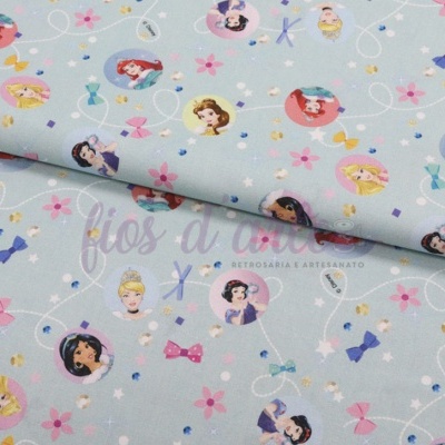 tecido azul claro com princesas da Disney e decoração colorida
