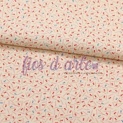 tecido creme com padrão de corações vermelhos e azuis e linhas finas formando losangos