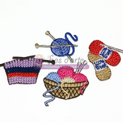 Desenhos bordados de novelos de lã, cesto e tricô coloridos.