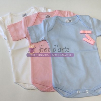 Três bodies de bebé em branco, rosa e azul claro
