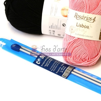 nelos de lã rosa e preto com agulhas de tricô azuis