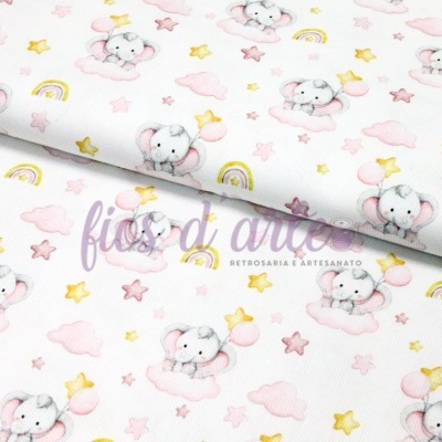 Tecido branco com elefantes, estrelas e nuvens coloridas