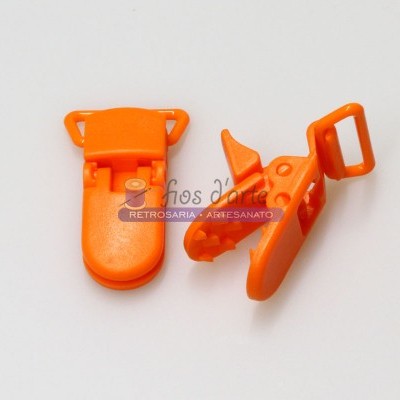 Dois prendedores de plástico laranja sobre fundo branco