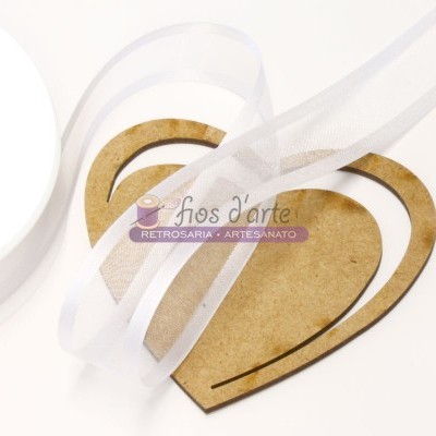 Fita de organza branca transparente sobre suporte em forma de coração em madeira MDF
