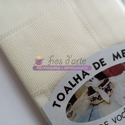 Toalha de mesa branca com padrão texturizado e etiqueta com texto e imagem de mesa posta