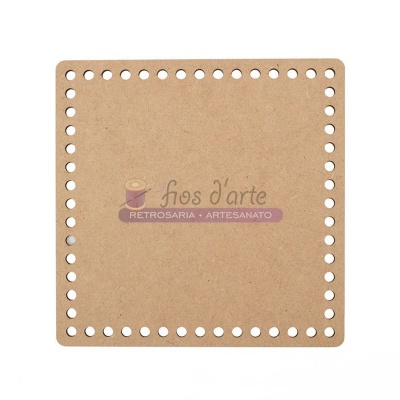 Base quadrada em cartão com furos e logotipo 'fios d'arte'