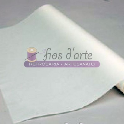 Rolo de papel branco parcialmente desenrolado