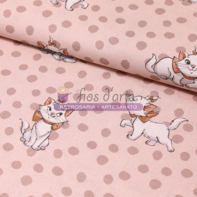 Tecido rosa com bolinhas castanhas e desenhos de gatos brancos com laços laranja