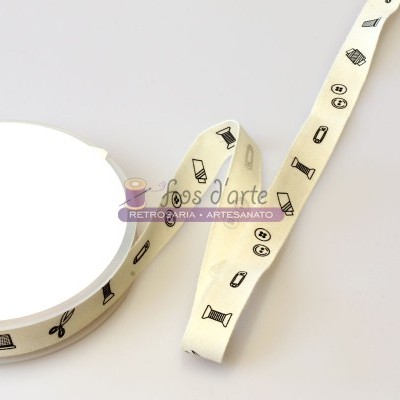 Fita de tecido creme com desenhos pretos de ferramentas de costura
