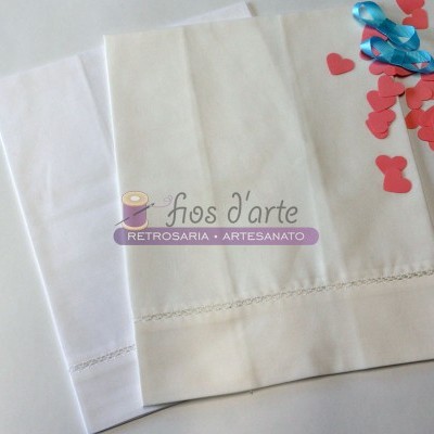 Dois lenços brancos com bordado fino e decoração de corações vermelhos e fita azul