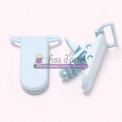 Dois prendedores de plástico azul claro sobre fundo branco com logótipo 'fios d'arte'
