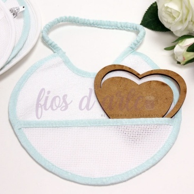 Babete redonda branca com bordas azuis claras e molde coração de madeira