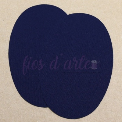 Dois pedaços de tecido azul escuro oval sobre fundo bege