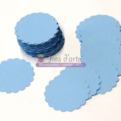 Etiquetas redondas azuis com bordas onduladas sobre fundo branco