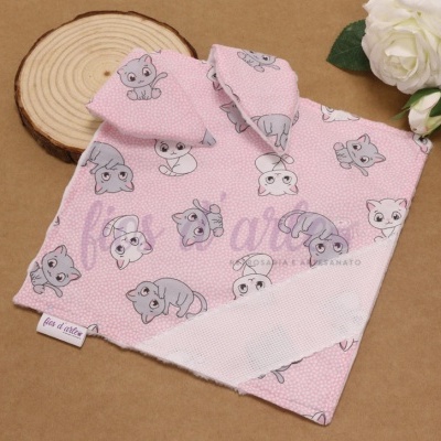 Lenço rosa com padrão de gatinhos cinzentos e brancos sobre fundo castanho com decoração