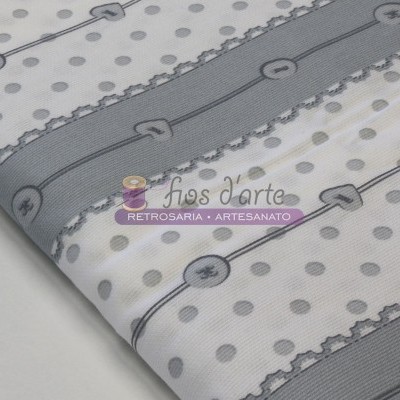tecido de listras cinza e branco com bolinhas e botões desenhados, selo 'fios d'arte RETROSARIA • ARTESANATO'