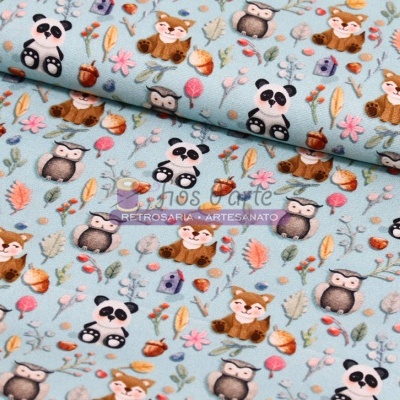 Tecido azul claro com padrão de animais e elementos da natureza